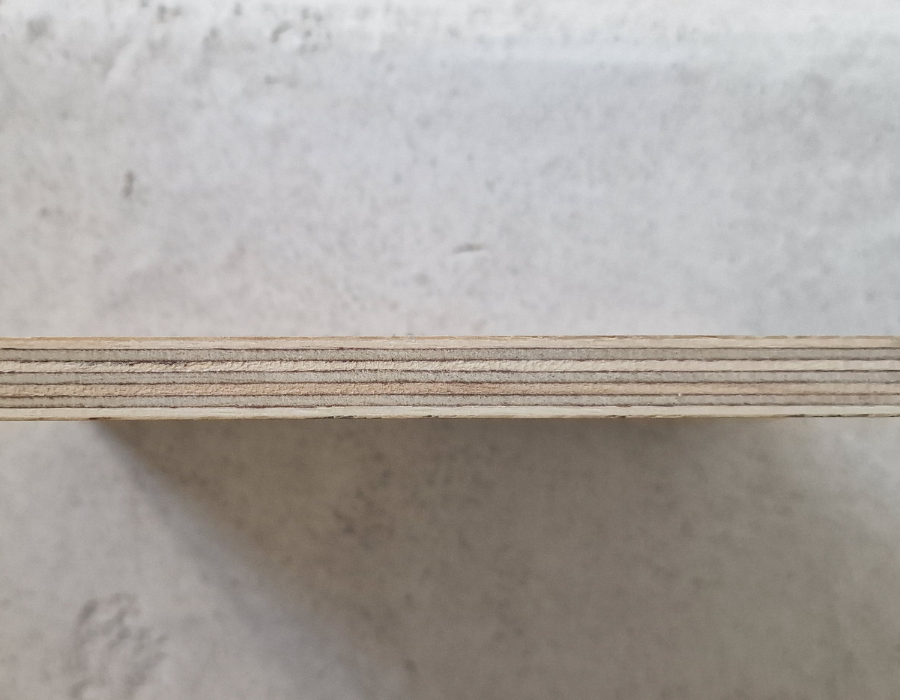 Το εσωτερικό μέρος ενός δείγματος κόντρα πλακέ θαλάσσης για έπιπλο μπάνιου